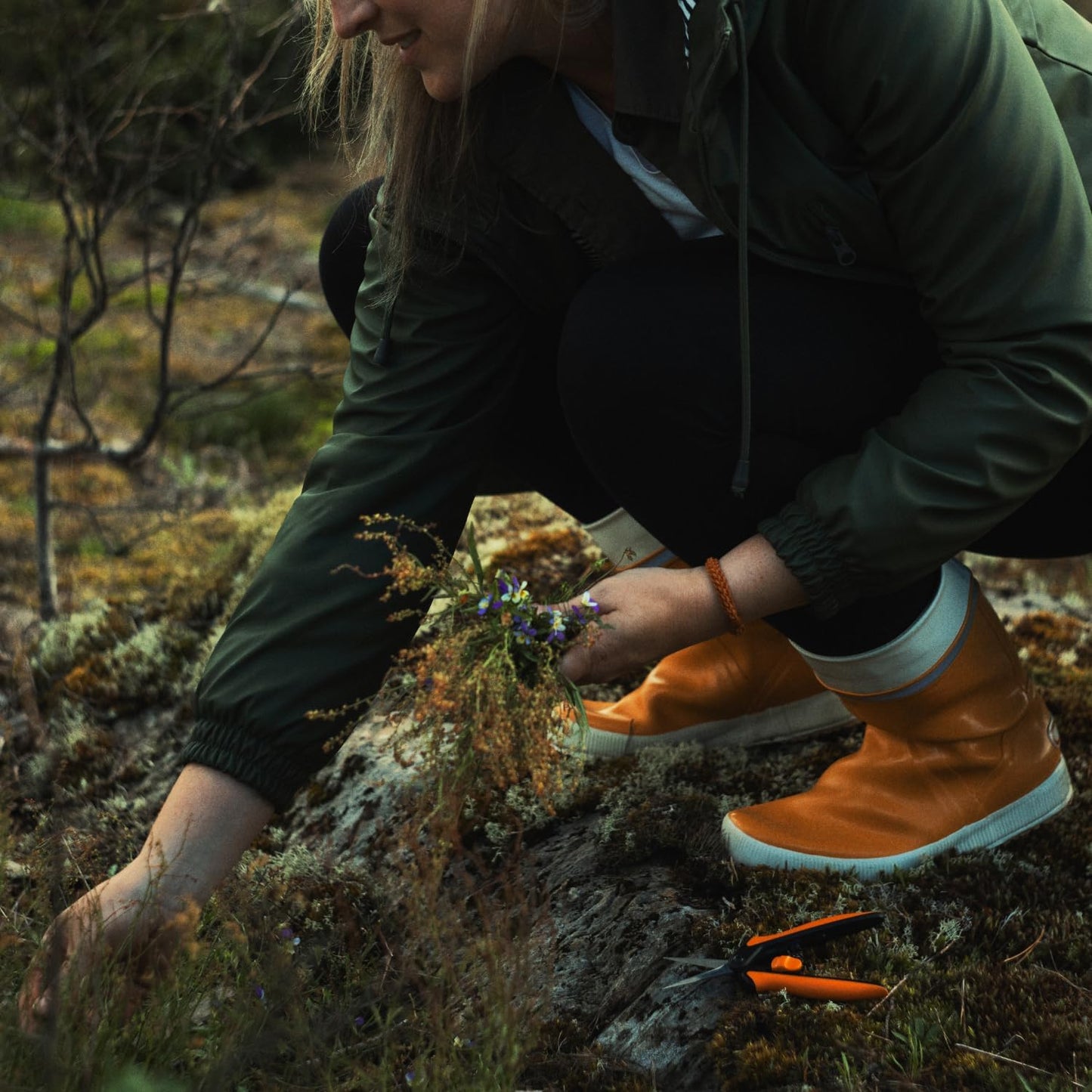 Fiskars Micro-Tip Pruning Snips - 6" Garden Shears with Sheath and Comfort Grip - Sharp Steel Blades - Quality Pruning Shears for Plants in Grow Tents and Hydroponics - Garden Tools